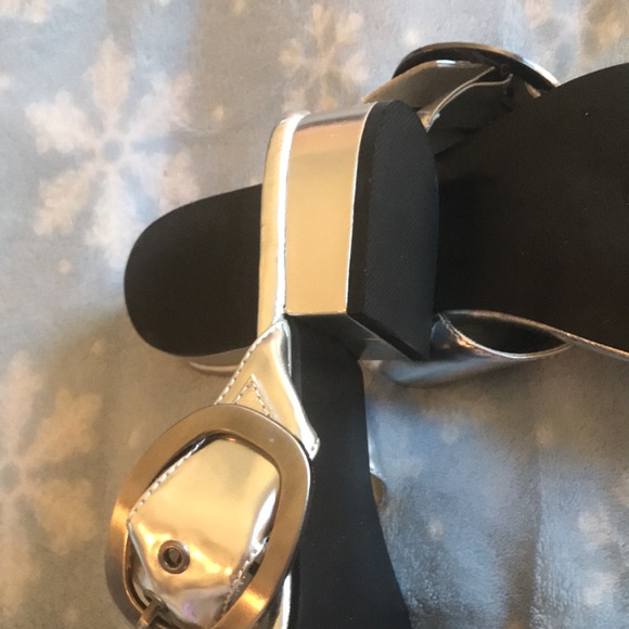 SZ 8 “A. J. VELENCI. S I L V E R.  BRUSHED SILVER BUCKLES W 1” heels very cute💋 - Picture 5 of 8